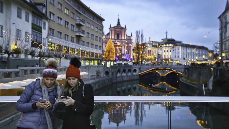 Fotografija: Ljubo z Messengerja ponuja obiskovalcem predloge za eno ali več-dnevne itinerarje po Ljubljani, zanje poišče znamenitosti, kulinarično ponudbo, aktivna doživetja in kulturno ponudbo.  Foto: Jože Suhadolnik/Delo