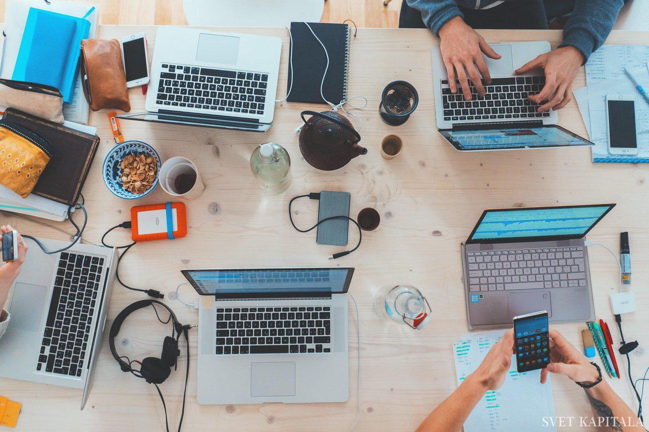 Fotografija: Splet, digitalizacija in množična udeležba sta finančne produkte približala uporabnikom. FOTO: Marvin Meyer/Unsplash