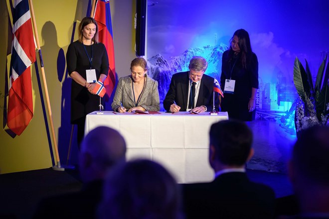 Podpis dogovora med državama. Foto: Nebojša Tejić/STA