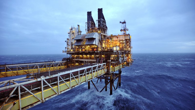 Fotografija: Pogled z naftne ploščadi britanskega podjetja BP v Severnem morju nedaleč od Aberdeena na Škotskem.
Foto Reuters