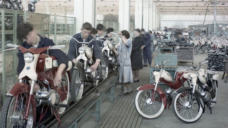 Fotografija: Tovarna Tomos v Kopru. Fotografija je posneta aprila 1962. Foto: Božo Primožič
