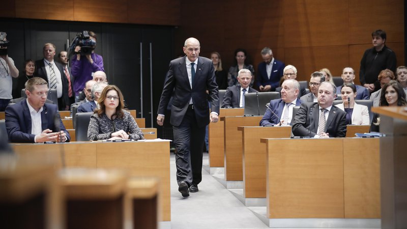 Fotografija: Janez Janša, predsednik SDS, med nadaljevanjem redne seje Državnega zbora Republike Slovenije, na kateri so izvolili novega mandatarja za sestavo 14. vlade.