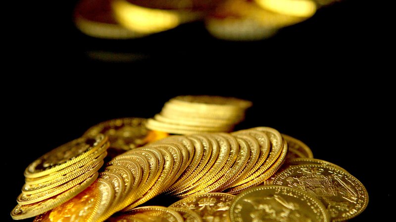 Fotografija: Vlagatelji povprašujejo po varnih naložbah, za katere veljajo zlato, obveznice ter na deviznem trgu predvsem švicarski frank in japonski jen, so povedali analitiki.FOTO: Roman Šipič