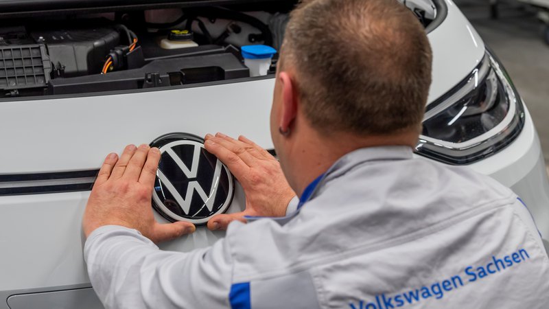 Fotografija: Proizvodnja se bo do konca tega tedna ustavila v tovarnah VW v Španiji, na Portugalskem in na Slovaškem ter v tovarnah Lamborghinija in Ducatija v Italiji. Reuters