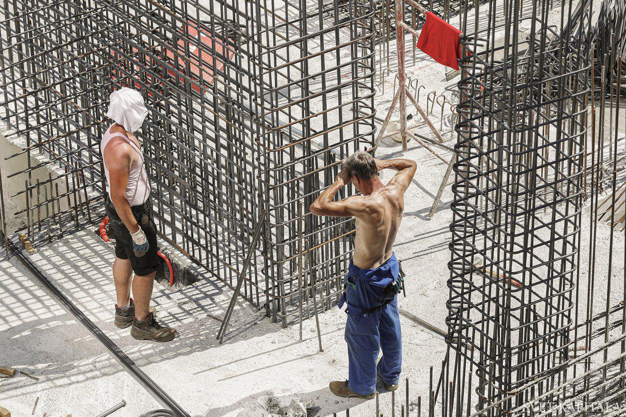 Fotografija: Gradbeništvo pri nas zaposluje 65.000 ljudi in bo po koncu krize pomemben steber gospodarske rasti.