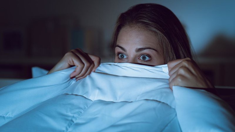 Fotografija: Komuniciranje pozno v noč in spremljanje informacij glede epidemije, bo še dodatno povečalo budnost med spanjem,