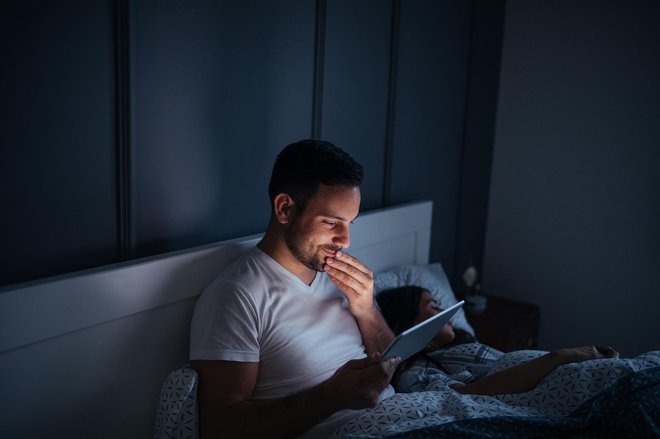 Elektronske naprave imajo negativne vplive na potek spanja.
