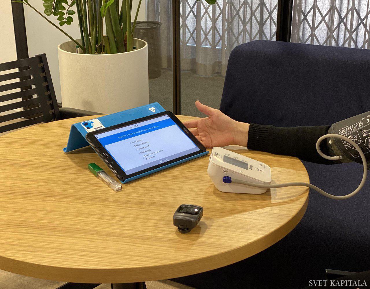 Fotografija: Telemedicinske rešitve so bile razvite že pred leti, zdaj pa se zaradi omogočenega spremljanja na daljavo manjša tveganje okužbe zdravstvenega osebja. FOTO: Telekom Slovenija
