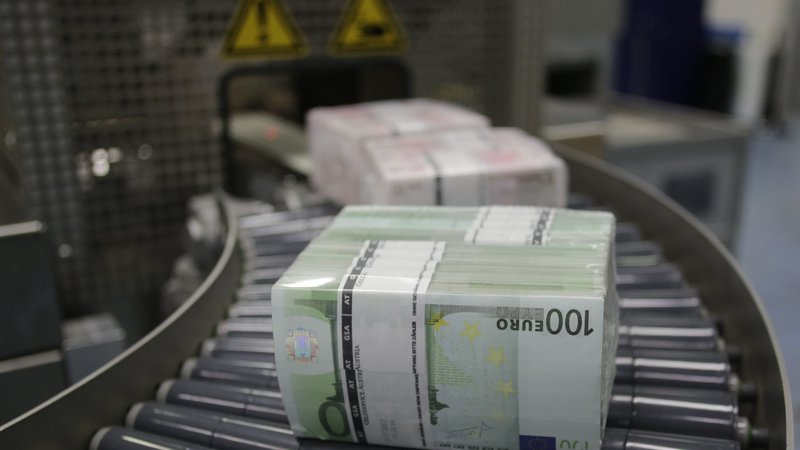 Fotografija: Predlagano je tudi spodbujanje državljanov, naj vlagajo prosta sredstva v obveznice z zagotovitvijo fiksne obrestne mere.  FOTO: Reuters