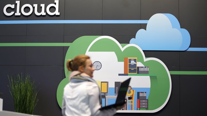 Fotografija: Podjetje IBM je v sklopu pobude digitalne solidarnosti ponudil 90-dnevno brezplačno uporabo IBM Aspera Cloud. Gre za digitalno rešitev deljenja datotek in medsebojnega delovanja različnih ekip. FOTO: Reuters
