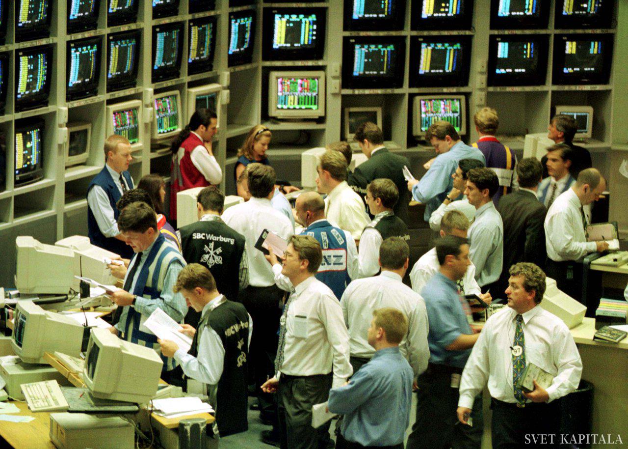 Fotografija: SYD04:MARKETS-AUSTRALIA:SYDNEY,28OCT97 - Traders on the floor of the Australian Stock Exchange watch as the market dives on opening in Sydney October 28. The Australian market suffered its worst opening plunge since the 1987 crash, diving 9.2 percent as traders spooked by New York's biggest single-day points loss dumped stocks. mb/Photo by Mark Baker REUTERS