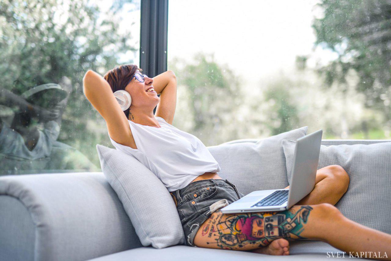 Fotografija: Zdravje nam bo služilo dlje, če tudi doma poskrbimo za čim boljšo ergonomsko ureditev delovnega mesta.Foto Pexels