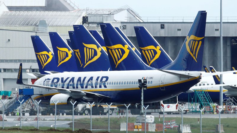 Fotografija: Ryanair pričakuje, da bo večina njegovih letal ostala prizemljenih vsaj do julija.  FOTO: Reuters/Jason Cairnduff