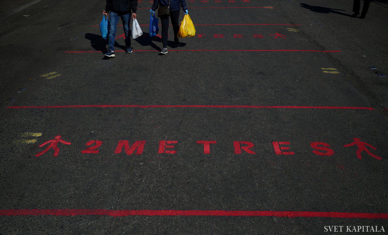Fotografija: Trenutni odziv javnih politik je, kakor da bi za nekaj časa zamrznili program na televiziji. Foto: Hannah Mckay/Reuters