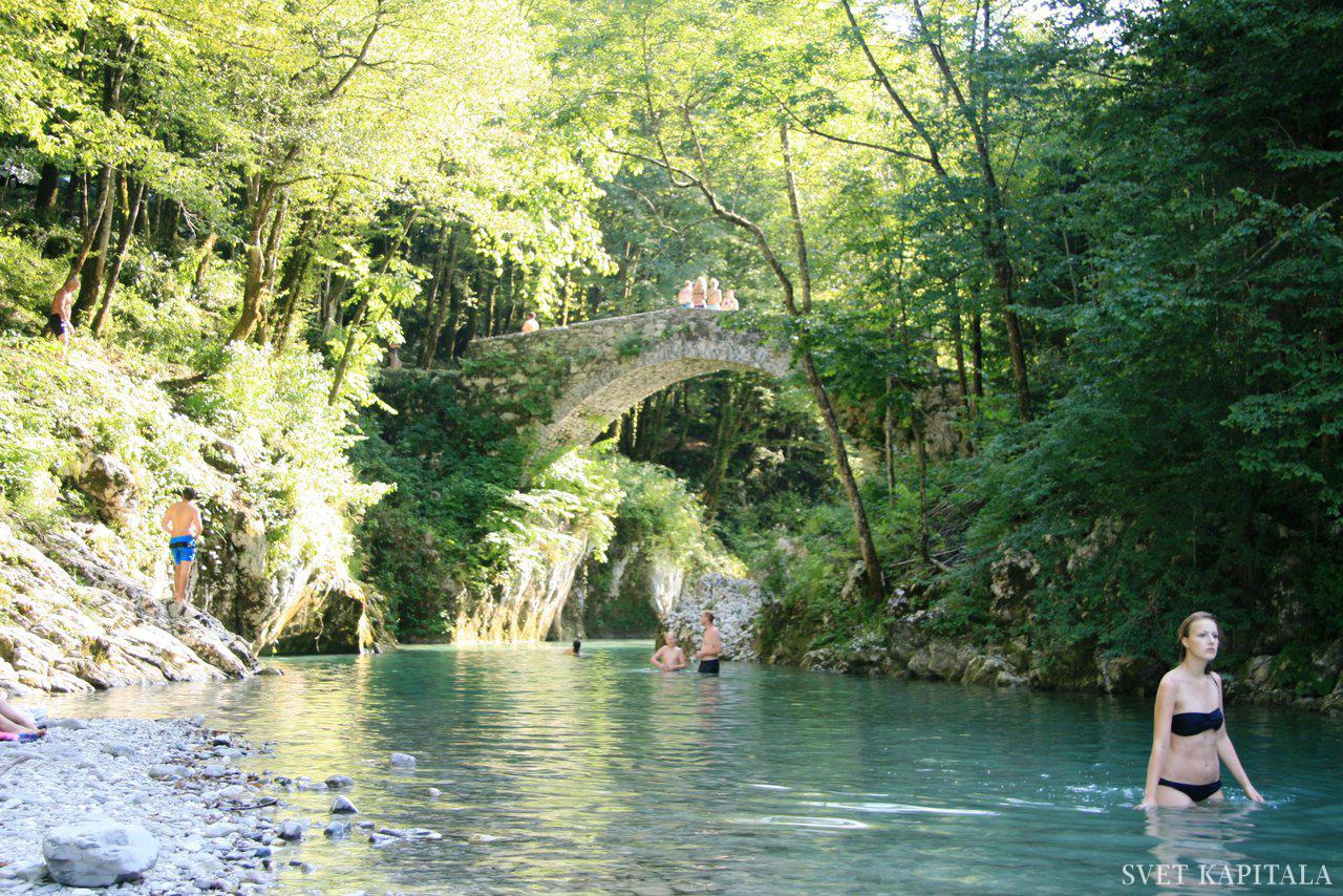Fotografija: Turizem ni več luksuzno blago, kot je bilo nekoč. Za potovanja uporabimo določen del dohodka. Foto Blaž Močnik