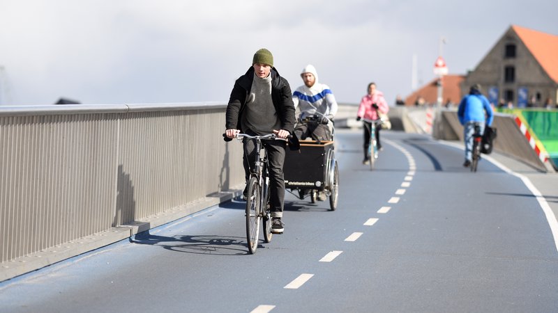 Fotografija: Že leta se Köbenhavn ponaša kot prestolnica, ki daje kolesarstvu večji pomen kot katerokoli drugo mesto na svetu. Okoli 1,1 milijona ljudi se dnevno na delo odpravi s kolesom. Foto Reuters
