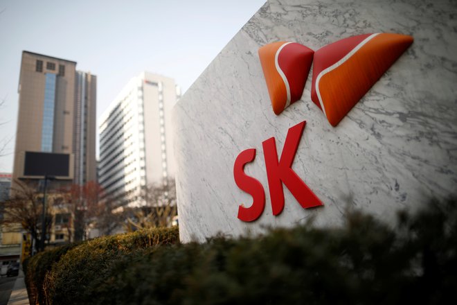 Južnokorejsko podjetje SK Innovation je marca lani na Madžarskem začelo z gradnjo nove tovarne baterij za električne avtomobile, ki bo namenjena povpraševanju evropskih proizvajalcev. Foto: Reuters