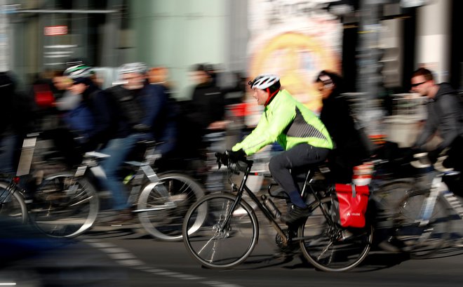 Študije kažejo, da se verjetnost za prezgodnjo smrt s kolesarjenjem ali hojo v službo zmanjša za 30 odstotkov, dvakrat po 30 minut gibanja na dan pa življenje podaljša za sedem let.<br />
Foto: Reuters