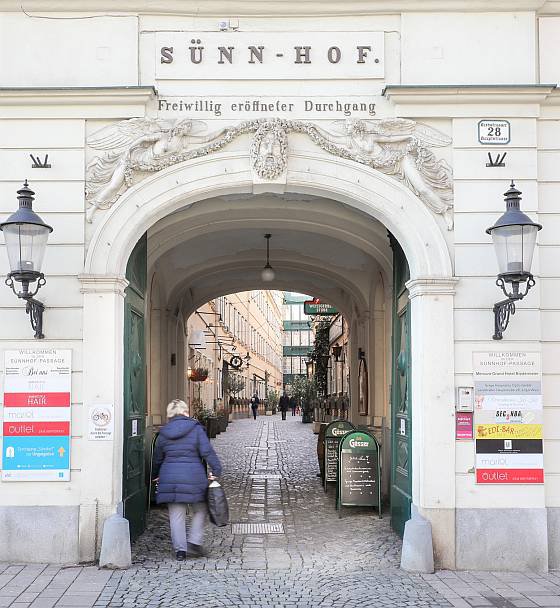 Na Dunaju želijo navdušiti ljudi nad pešačenjem tudi z bližnjicami. Zgradbe, kjer so prehodi, ki skrajšajo pot, so jasno označene. Foto: Mobilitätsagentur Wien