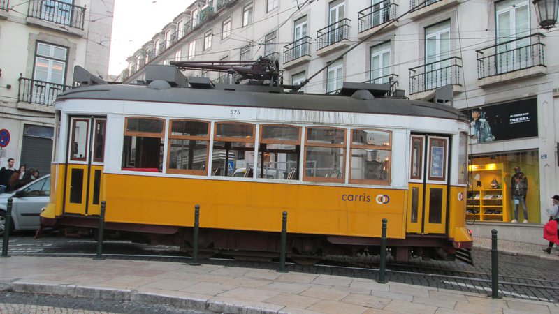Fotografija: V večini mest ima tramvaj v križiščih prednost, pametna signalizacija pa mu prilagaja semaforizacijo križišč. Foto: Veronika Sorokin
