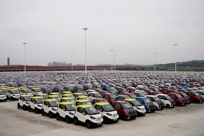 Električni avtomobili Baojun E100 inE200, ki jih v sodelovanju s kitajskim podjetjem proizvaja General Motors, čakajo na parkirišču. Foto: Reuters