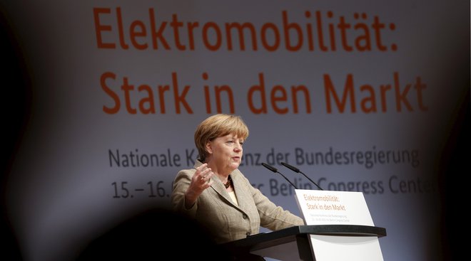 Nemška kanclerka Angela Merkel je že leta 2015 poudarila pomembnost električnih vozil, ampak v Berlinu še vedno ni dovolj polnilnic. Foto: Reuters