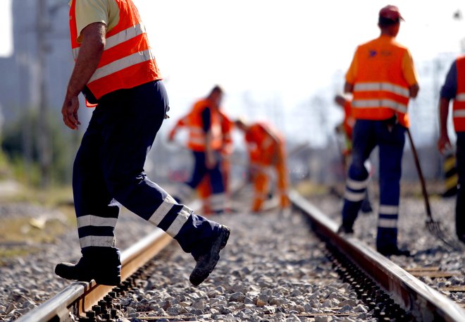 Zaradi prenove prog – dela naj bi bila končana leta 2021 – vlaki zamujajo. Foto Roman Šipić