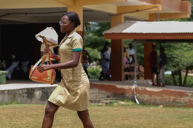 Medicinska sestra v Gani odnaša cepiva, ki so jih dostavili z dronom kalifornijskega podjetja Zipline. Dostavijo lahko 600 cepiv dnevno več kot 2000 bolnišnicam po državi. Tako so dostavo iz nekaj dni skrajšali na nekaj minut ali ur. Foto Reuters