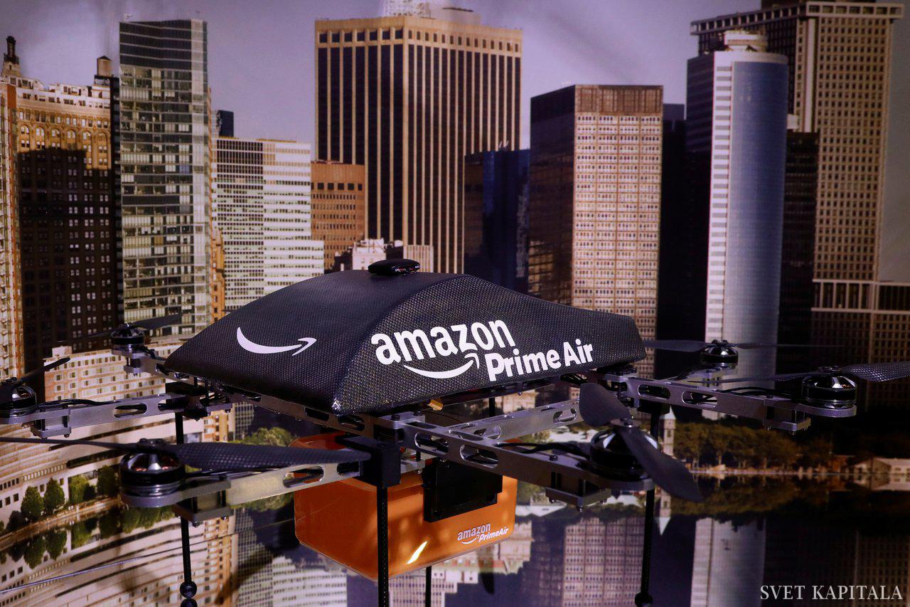 Fotografija: Googlov Wing je prehitel Amazonov Prime Air. Kljub številnim kakovostnim preskusnim pošiljkam v Združenem kraljestvu in ZDA, Amazon dostave z droni namreč še ni komercializiral. Foto Reuters