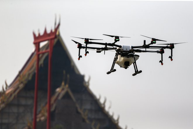 V Bangkoku na Tajskem se proti onesnaženosti zraka borijo kar z droni – ti iz zraka škropijo vodo. Foto Reuters