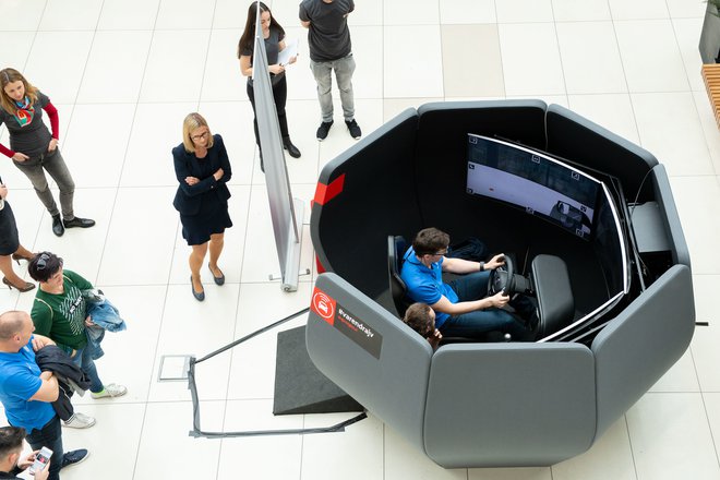 Vedenje slovenskih voznikov preverjajo s simulatorjem vožnje. Foto: Mediaspeed