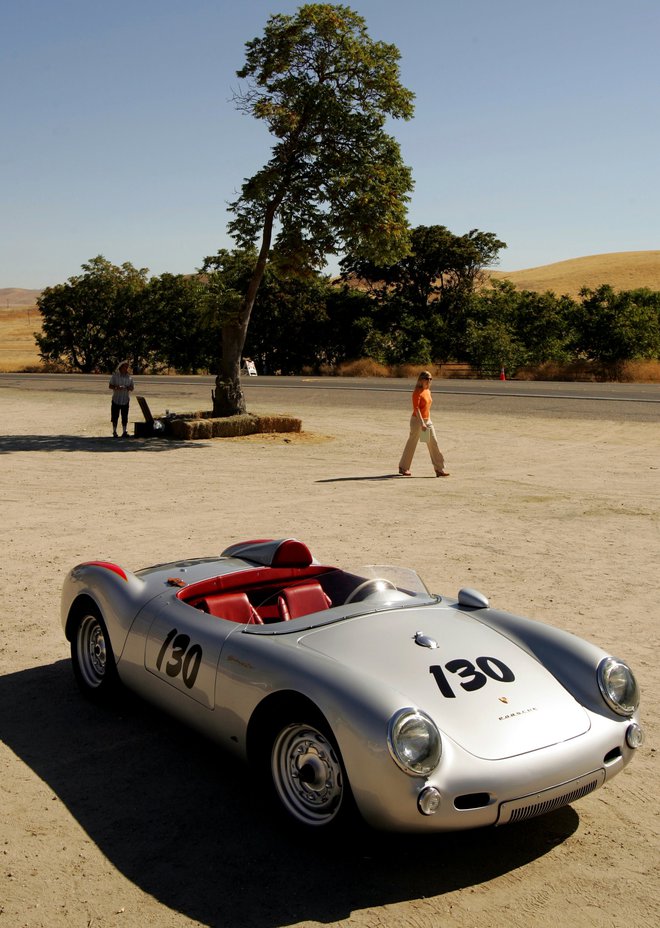 Ob 50. obletnici smrti Jamesa Deana je bila v Kaliforniji na križišču, kjer je umrl v prometni nesreči, na ogled tudi kopija Porscheja 550 Spyder. Foto: Reuters