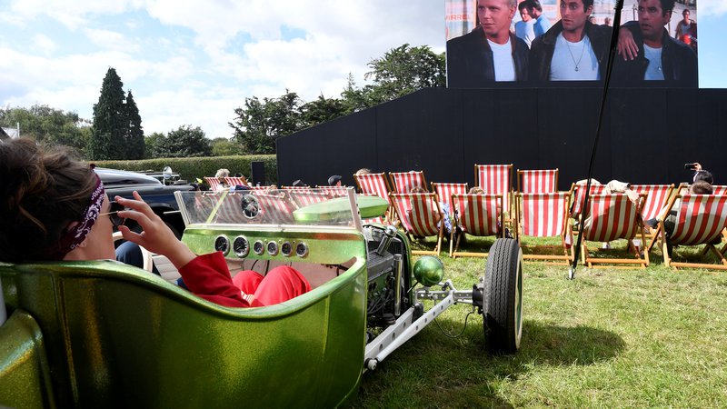 Fotografija: Na jugu Velike Britanije so si lani filmoljubi lahko film Briljantina (Grease) ogledali kar iz avtomobilov. Foto: Reuters