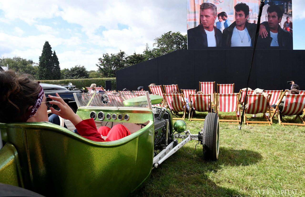 Fotografija: Na jugu Velike Britanije so si lani filmoljubi lahko film Briljantina (Grease) ogledali kar iz avtomobilov. Foto: Reuters