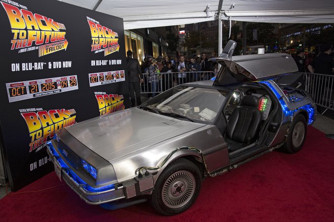 DMC-12 DeLorean Motor Company je bil na rdeči preprogi v New Yorku ob 30. obletnici kultnega filma <em>Nazaj v prihodnost</em> (<em>Back to the Future</em>). Foto: Reuters