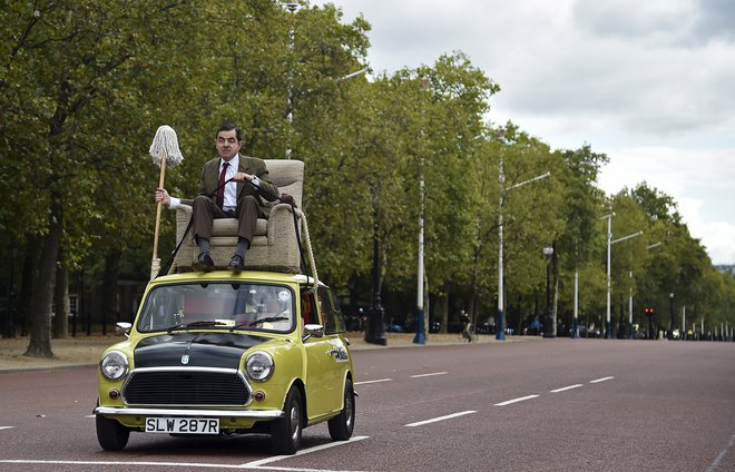 Britanski komik Rowan Atkinson se je kot <em>Mr Bean</em> ob promociji istoimenskega filma in nanizanke po Londonu vozil z minijem. Foto: Reuters