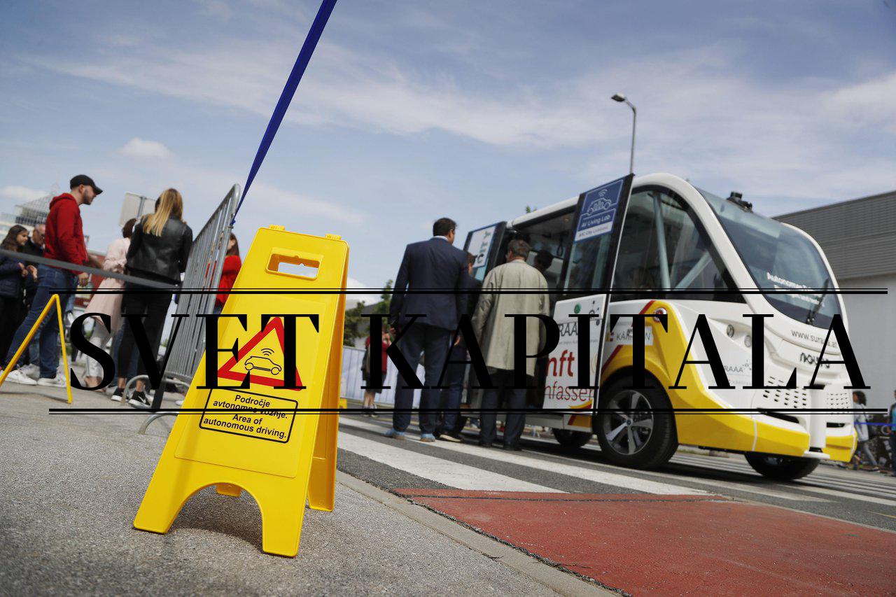 Fotografija: Shuttle Navya je 100% samovozeče in električno vozilo, ki je po BTC Cityju naenkrat zapeljalo kar 15 potnikov. Ljubljana, 27. april 2018
