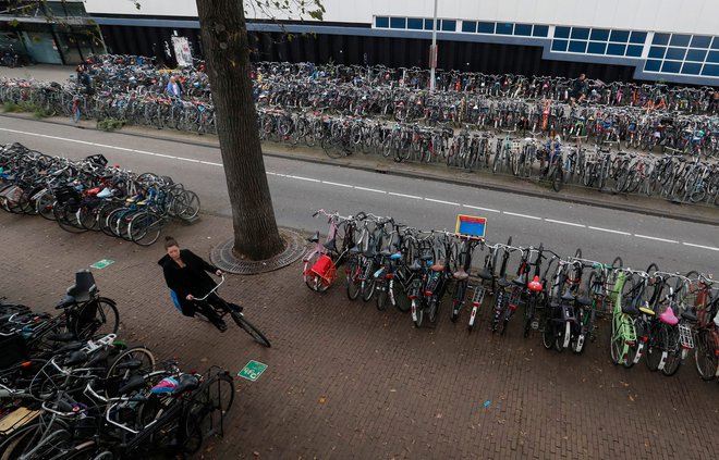 Parkirišče za kolesarje na glavni postaji v Amsterdamu Foto Reuters