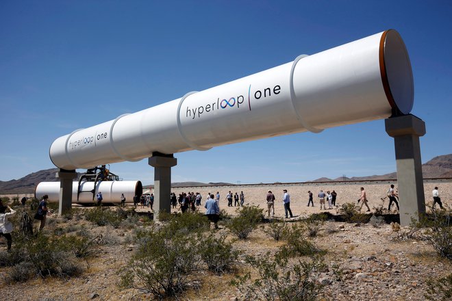 Elon Musk naj bi s »hyperloopom« reševal javni promet. Virgin Hyperloop One pa si prizadeva razviti tehnologijo, ki bo blago prevažala s hitrostjo 1000 km na uro. FOTO Reuters