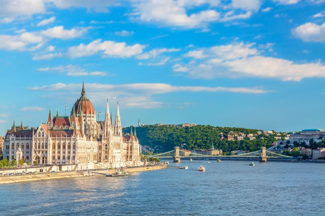 V Budimpešti ne gre zgrešiti mogočne stavbe parlamenta. Foto: Getty Images