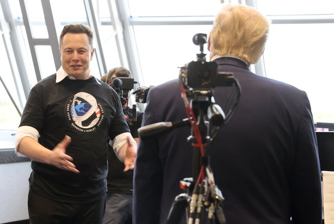 Musk je dobil podporo ameriškega predsednika Donalda Trumpa, ki hrepeni po zgodbah o ameriškem uspehu. FOTO: REUTERS/Jonathan Ernst