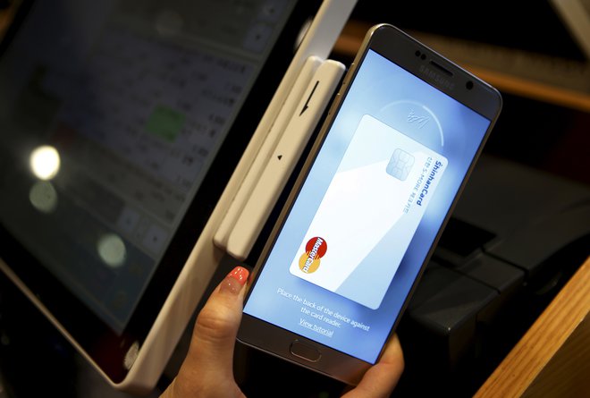 Hiter prehod potrošnikov na elektronsko poslovanje zahteva učinkovitejše rešitve za zagotovitev zaščite plačil. FOTO: Kim Hong-Ji / Reuters