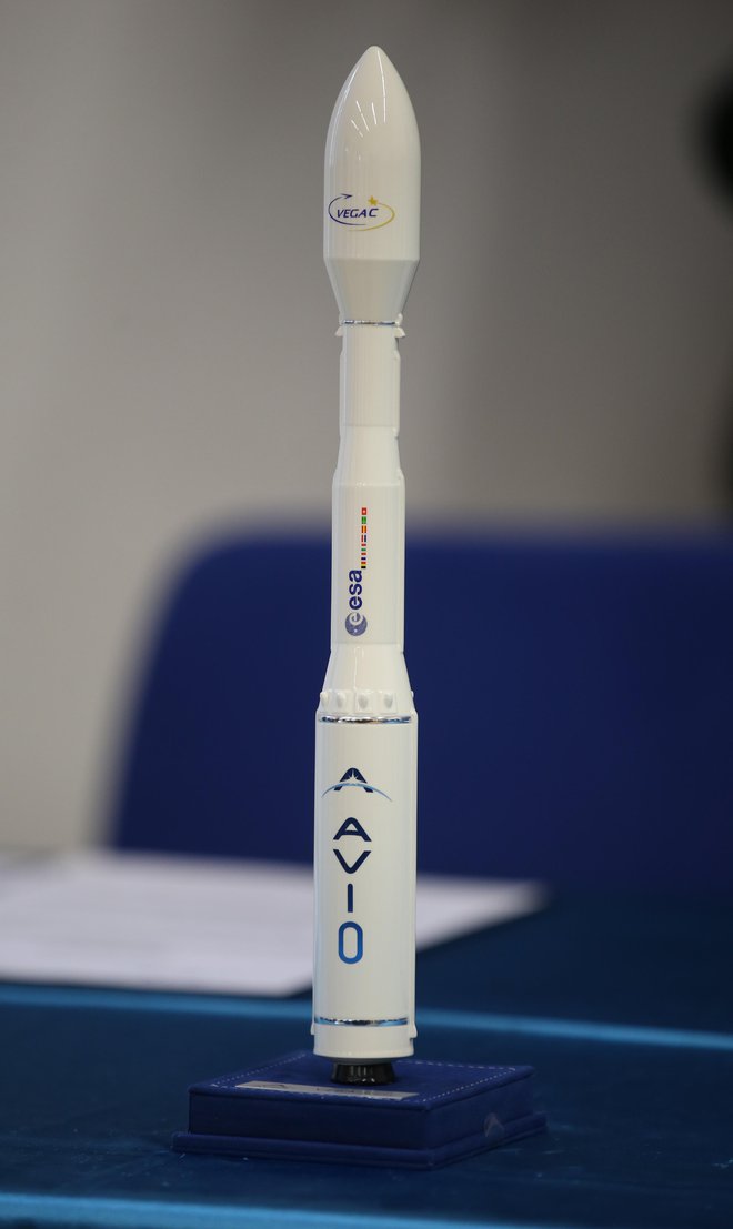 Slovenski nano satelit bo v vesolje popeljala raketa Vega. FOTO: Tadej Regent/Delo