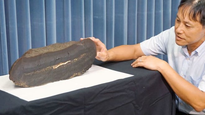 Kamen, ki vsebuje kobalt in druge redke kovine, je bil leta 2017 najden na pacifiškem morskem dnu ob vzhodni Japonski med prvo globokomorsko rudarsko operacijo, ki jo je izvedla država. Razstavljen je na Ministrstvu za izobraževanje, kulturo, šport, znano