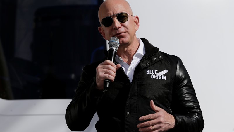 Fotografija: Bezos je tako bogat, da je zanj potrošnja 88.000 dolarjev dnevno podobna kot če povprečen Američan porabi dolar na dan. FOTO: REUTERS/Isaiah J. Downing
