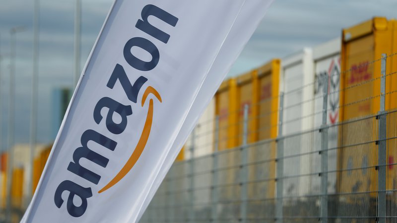 Fotografija: Amazon naj bi na podlagi podatkov o prodaji tretjih proizvajalcev pripravljal svojo ponudbo in s tem izrival tekmece iz svoje trgovine. FOTO: Thilo Schmuelgen/Reuters