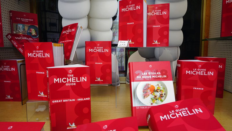 Fotografija: Michelinov vodnik. Danes bodo prve slovenske restavracije prejele Michelinove zvezdice. FOTO: Delo