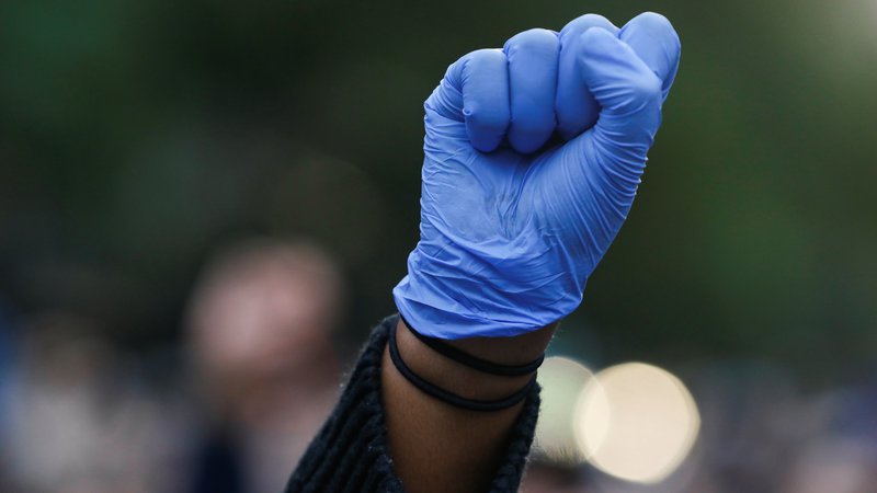 Fotografija: Povečano povpraševanje po rokavicah je izrazito povečalo dohodke proizvajalcev. FOTO: Andrew Kelly/Reuters