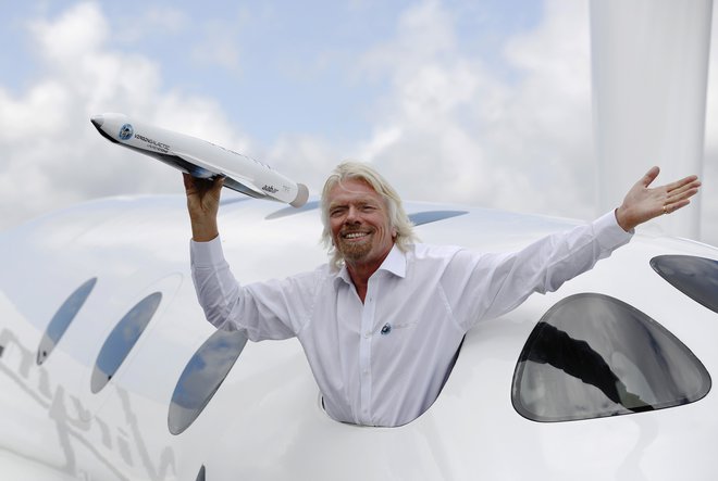  Richard Branson je takole leta 2012 predstavil SpaceShipTwo. Foto: Reuters