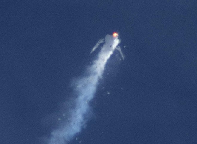 Raketa Virgin Galactic SpaceShipTwo magnata Richarda Bransona je eksplodirala med preizkusnim poletom nad puščavo Mojave v Kaliforniji 31. oktobra 2014. Foto: Reuters